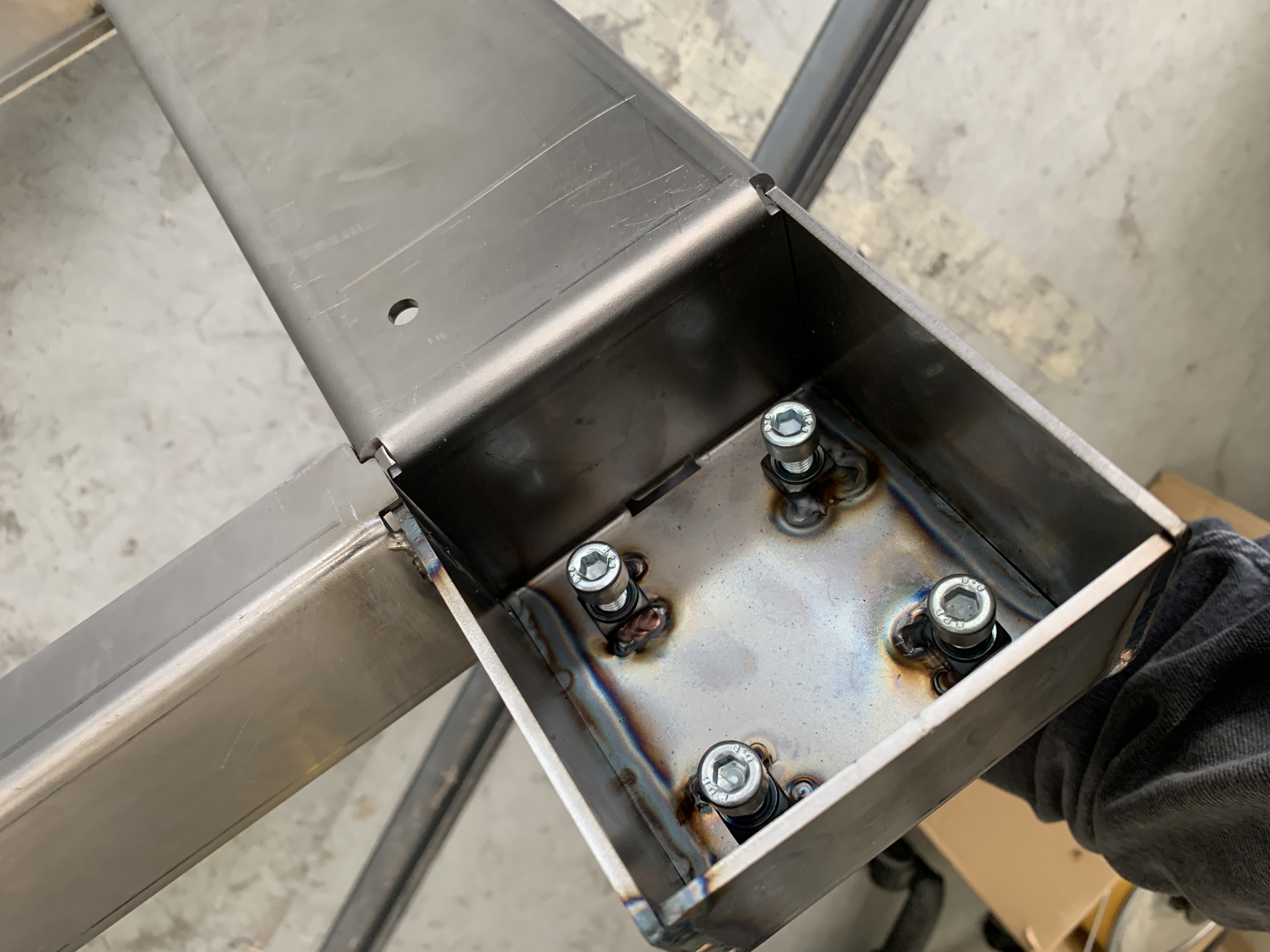 Prototype RVS plantenbak maken – laswerk en constructie in werkplaats Oostzaan