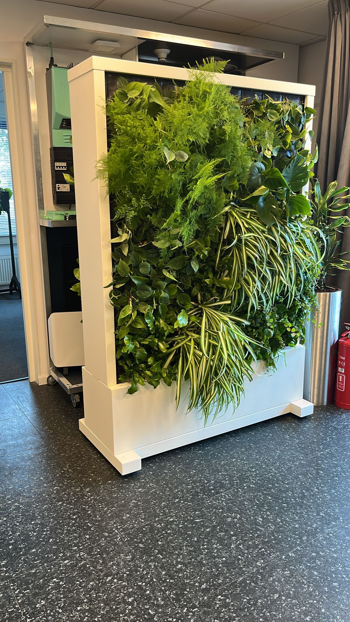 RVS plantenbak met verticaal groen in kantoorruimte – maatwerk laswerk Amsterdam