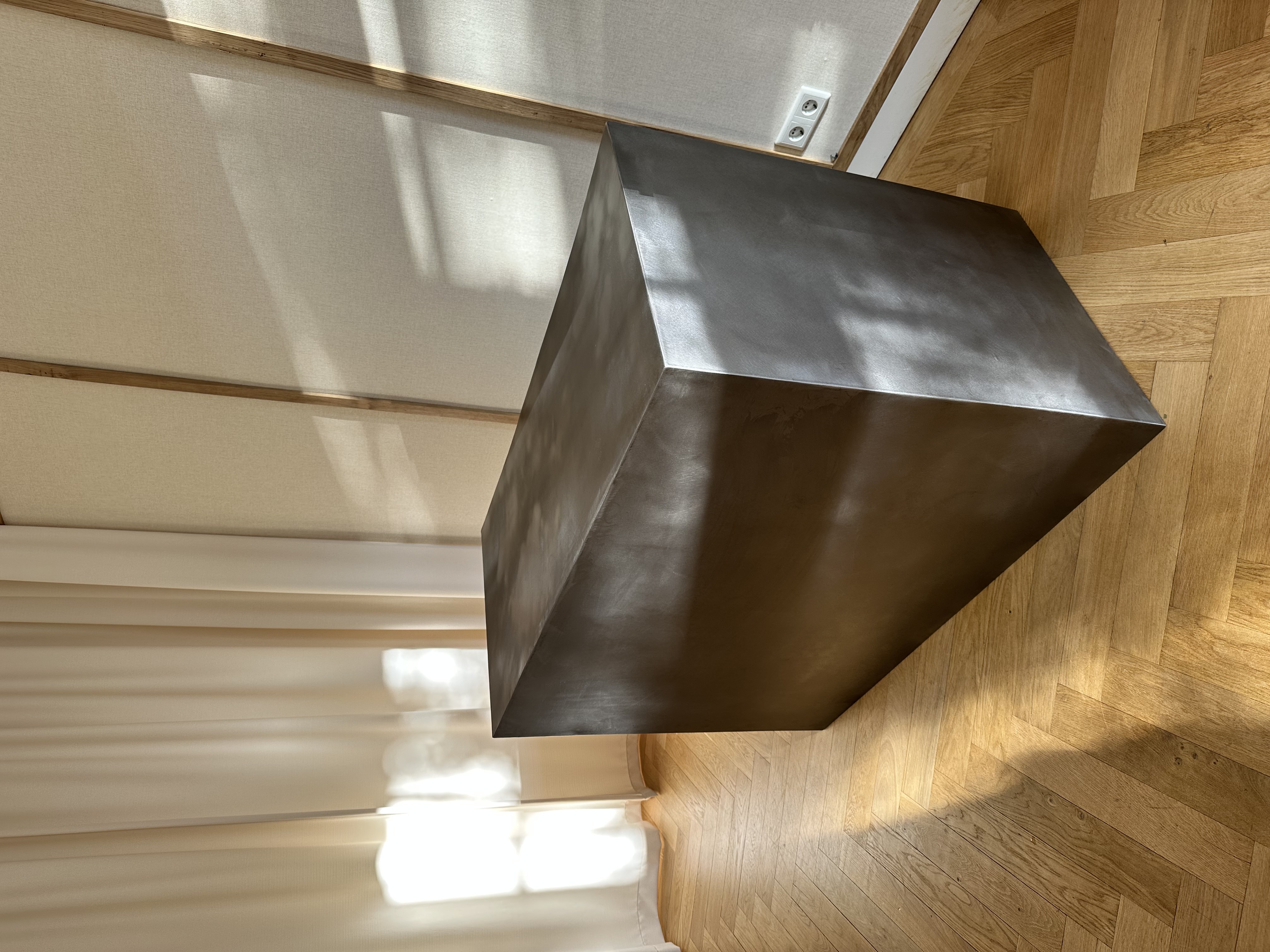 Maatwerk kassameubel in onbehandeld plaatstaal voor Noumenon Amsterdam, gefotografeerd in showroom