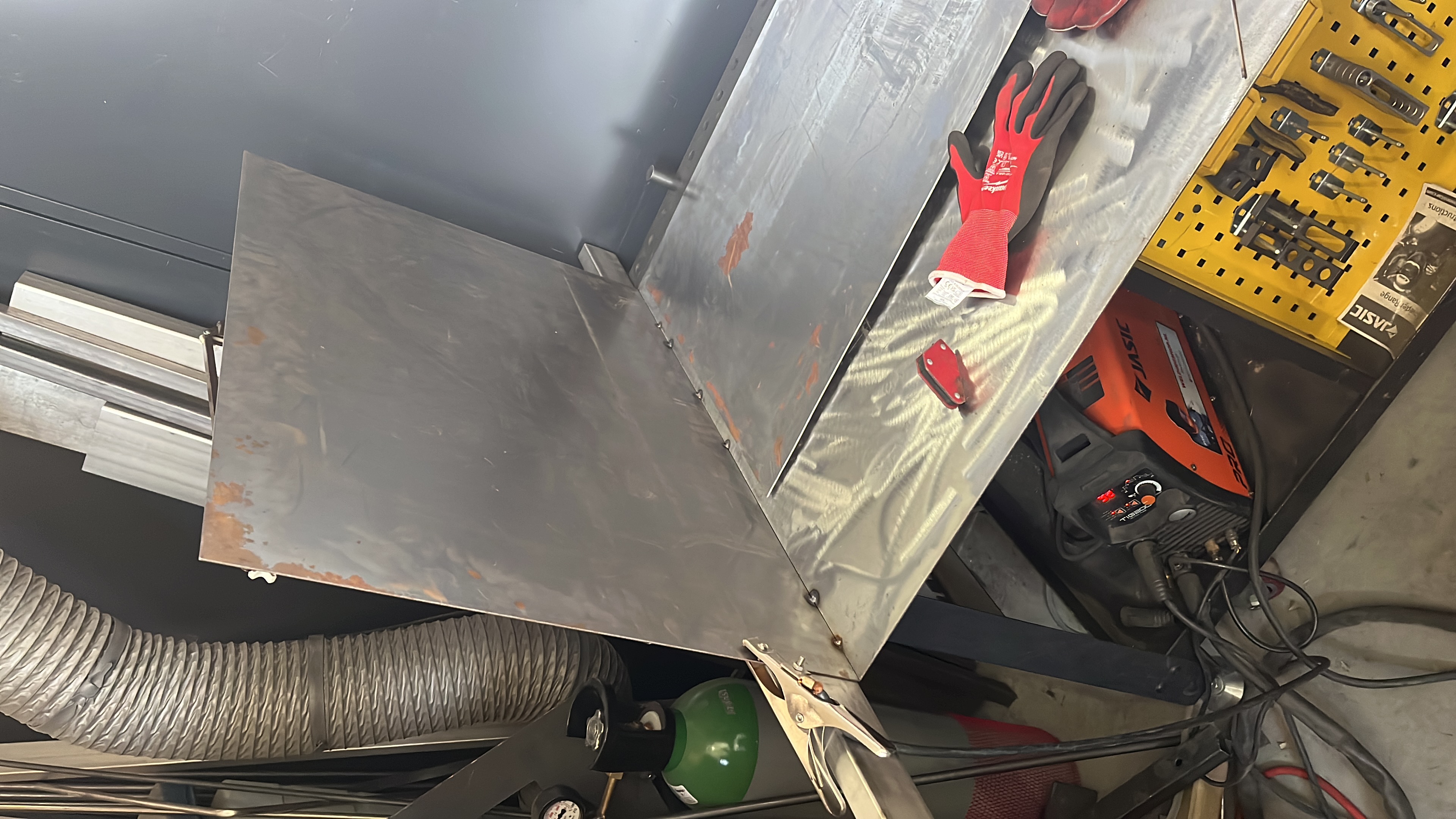 Kassameubel van gerecycled plaatstaal tijdens productie in werkplaats The CB Customs — maatwerk retailinrichting