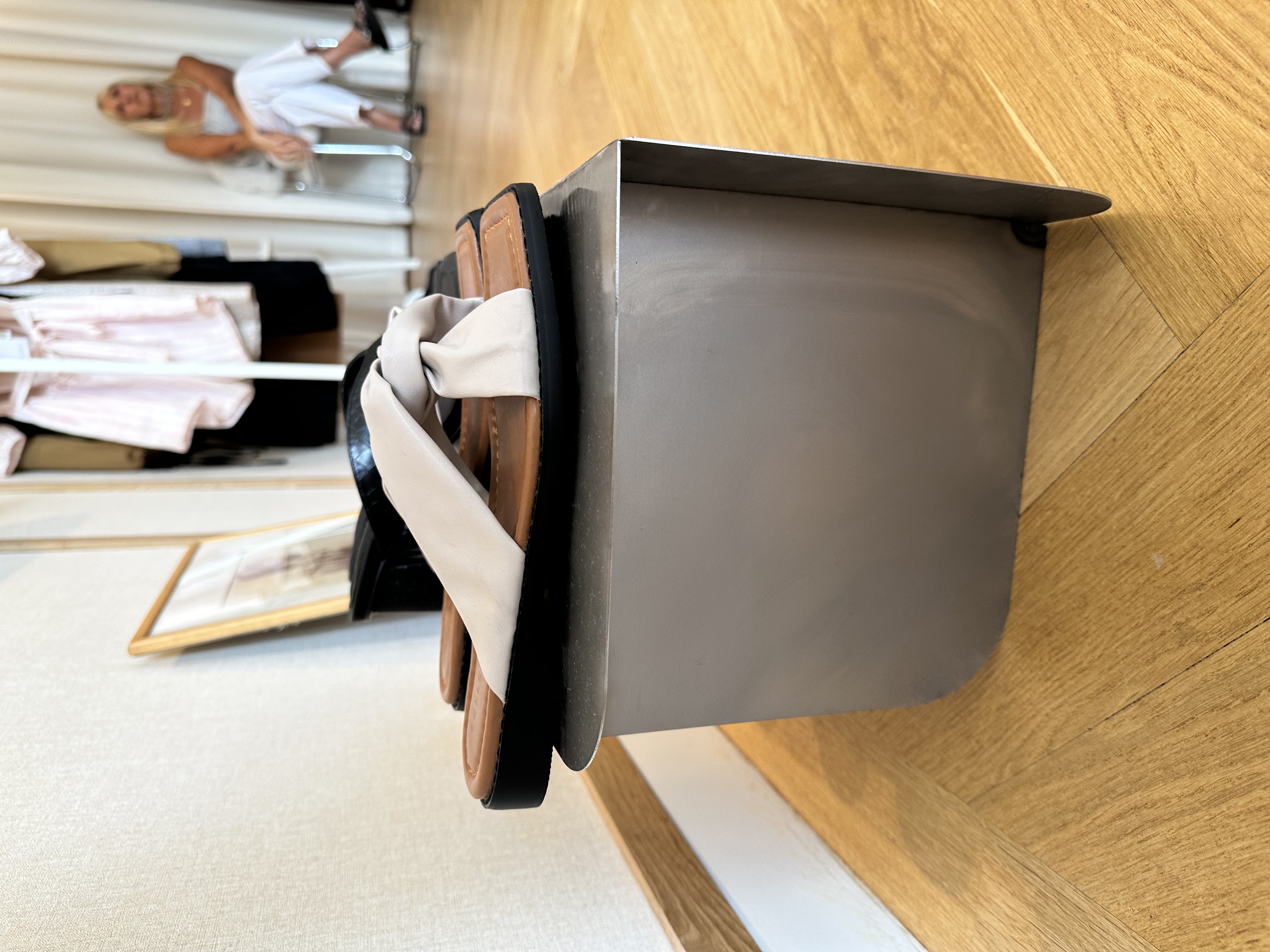 Maatwerk schoenenstandaard in plaatstaal met sandalen van Noumenon Amsterdam collectie — retaildisplay op maat