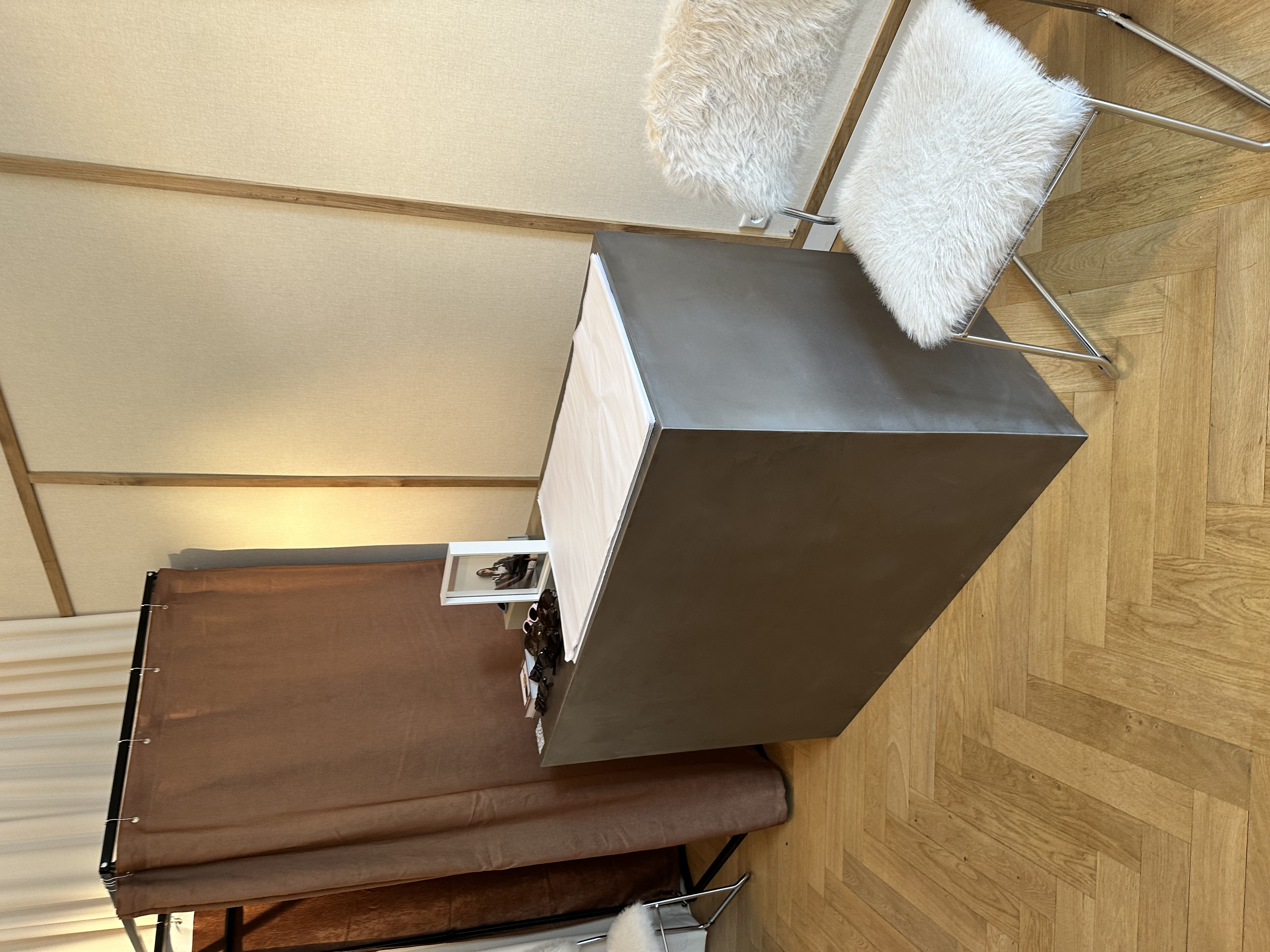 Maatwerk retailmeubel in gerecycled plaatstaal — kassameubel op maat voor modeboutique, The CB Customs Amsterdam