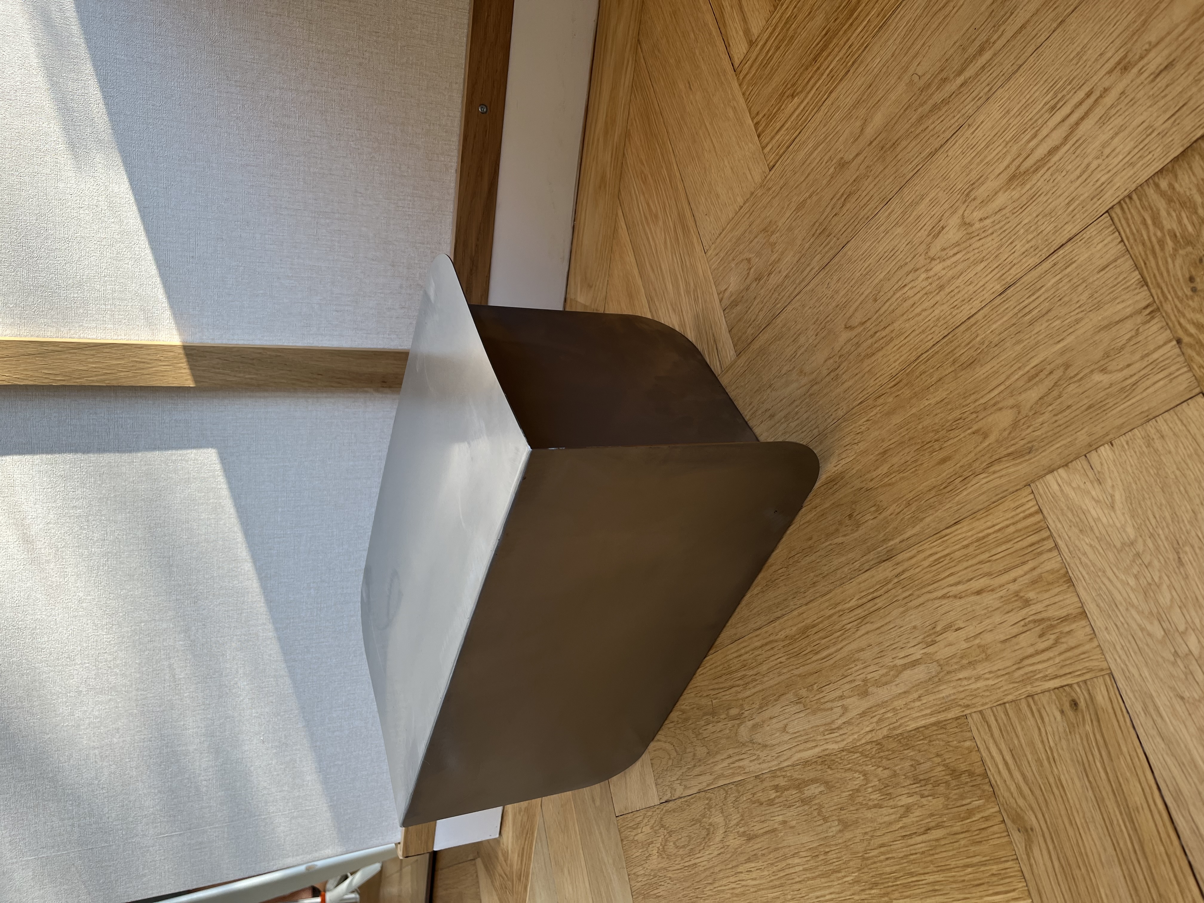 Schoenenstand in plaatstaal zonder schoenen — minimalistisch retaildisplay op maat, The CB Customs