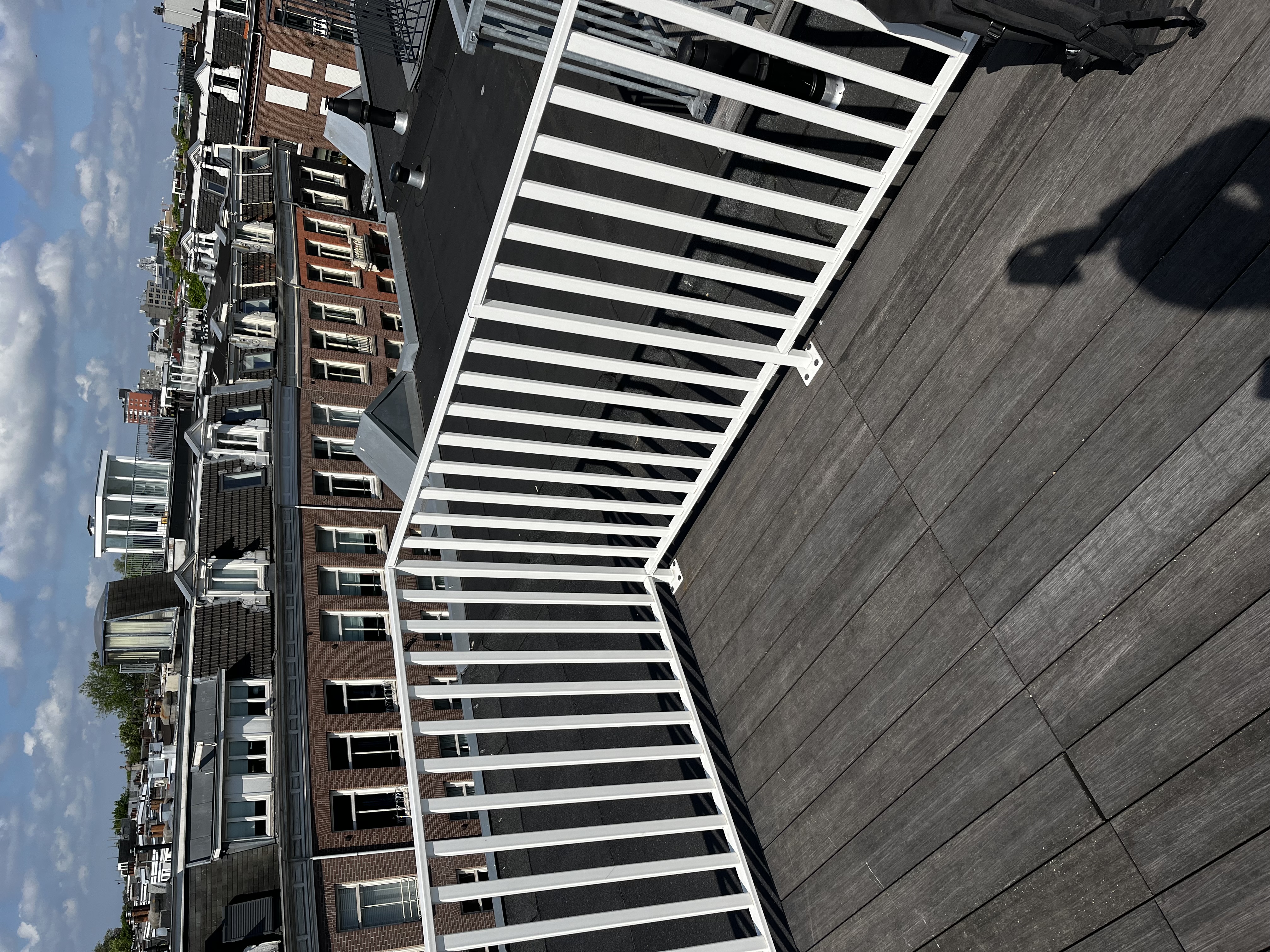 Maatwerk stalen hekwerk voor uitbreiding van dakterras aan de Van Woustraat in Amsterdam