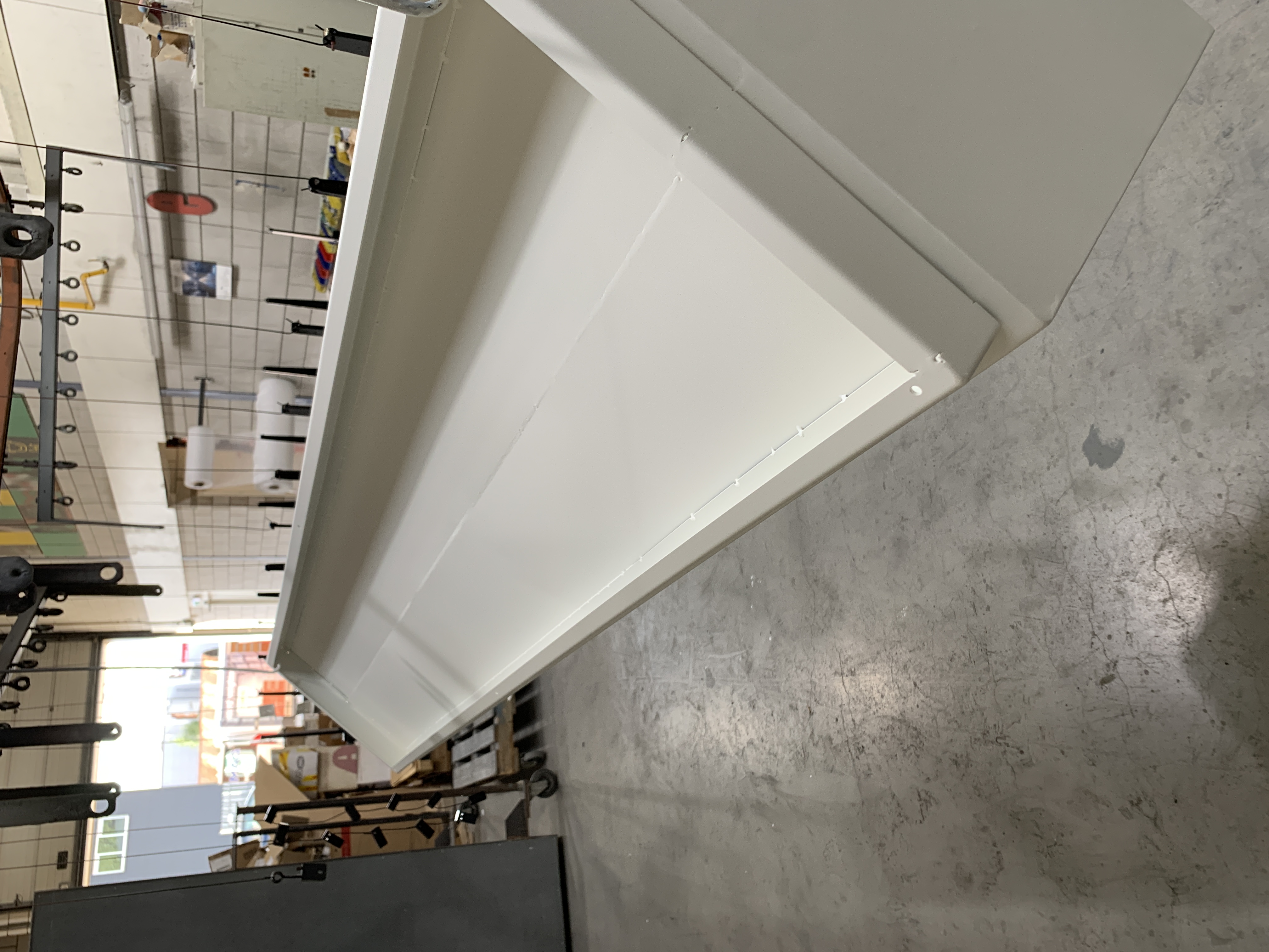 RVS maatwerk plantenbak met verticaal groen en onzichtbaar laswerk, gerealiseerd door CB Customs in omgeving Amsterdam